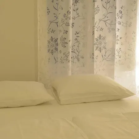 Central, Practical, Free Parking. Ls301 *